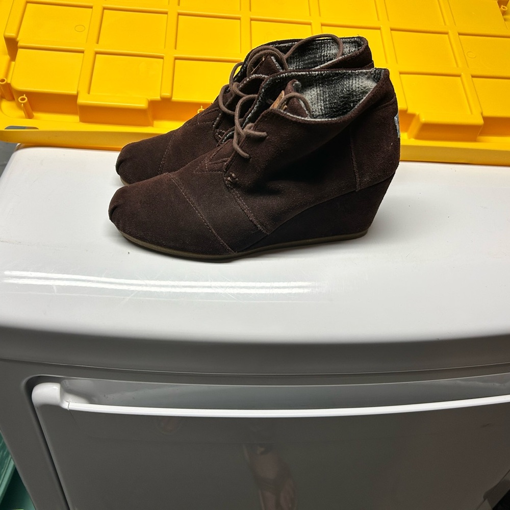 Women’s Sz 10 TOMs Dark Brown Wedge Suede Lace Up Booties